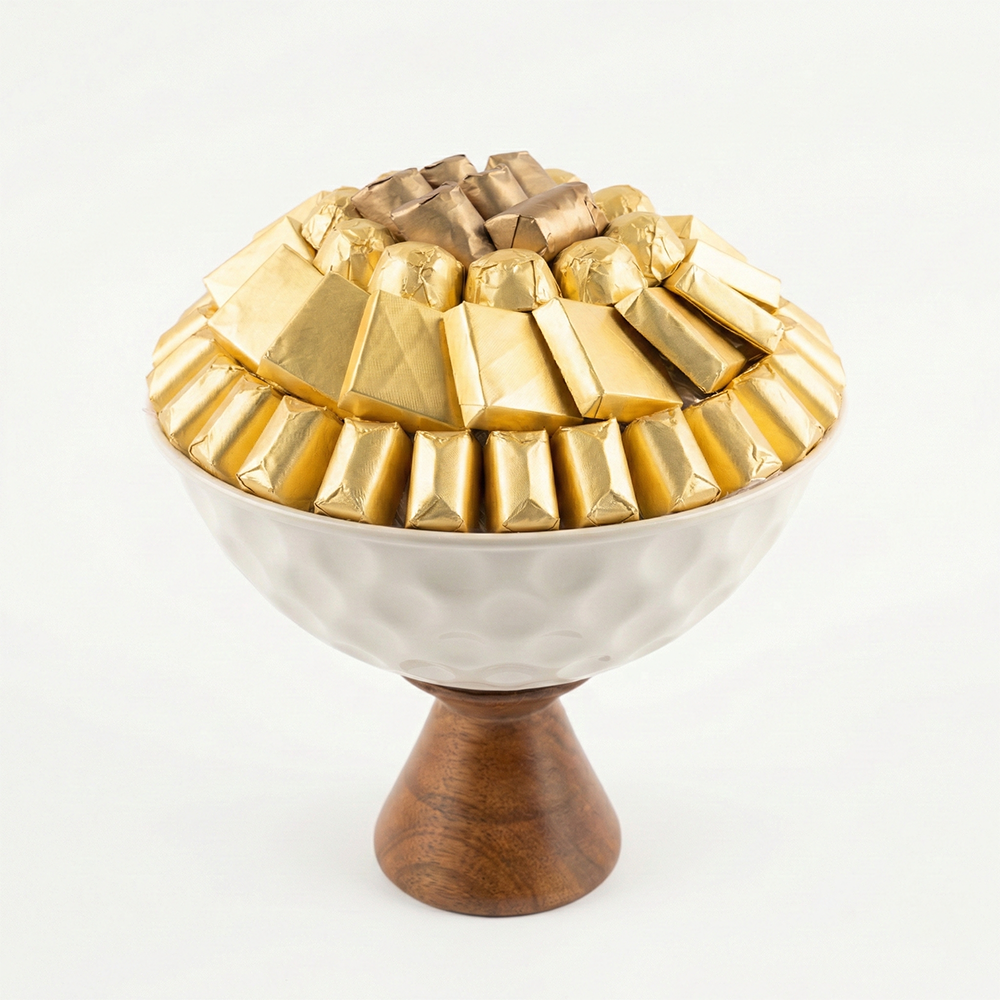 W02 صينية مغلف ابيض مزخرف بقاعده خشب 1200 جم